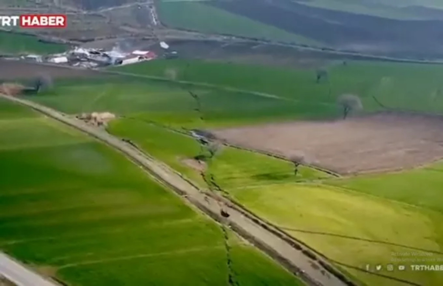 Σεισμός στην Τουρκία - Πώς κόπηκε η γη στα δύο (βίντεο)