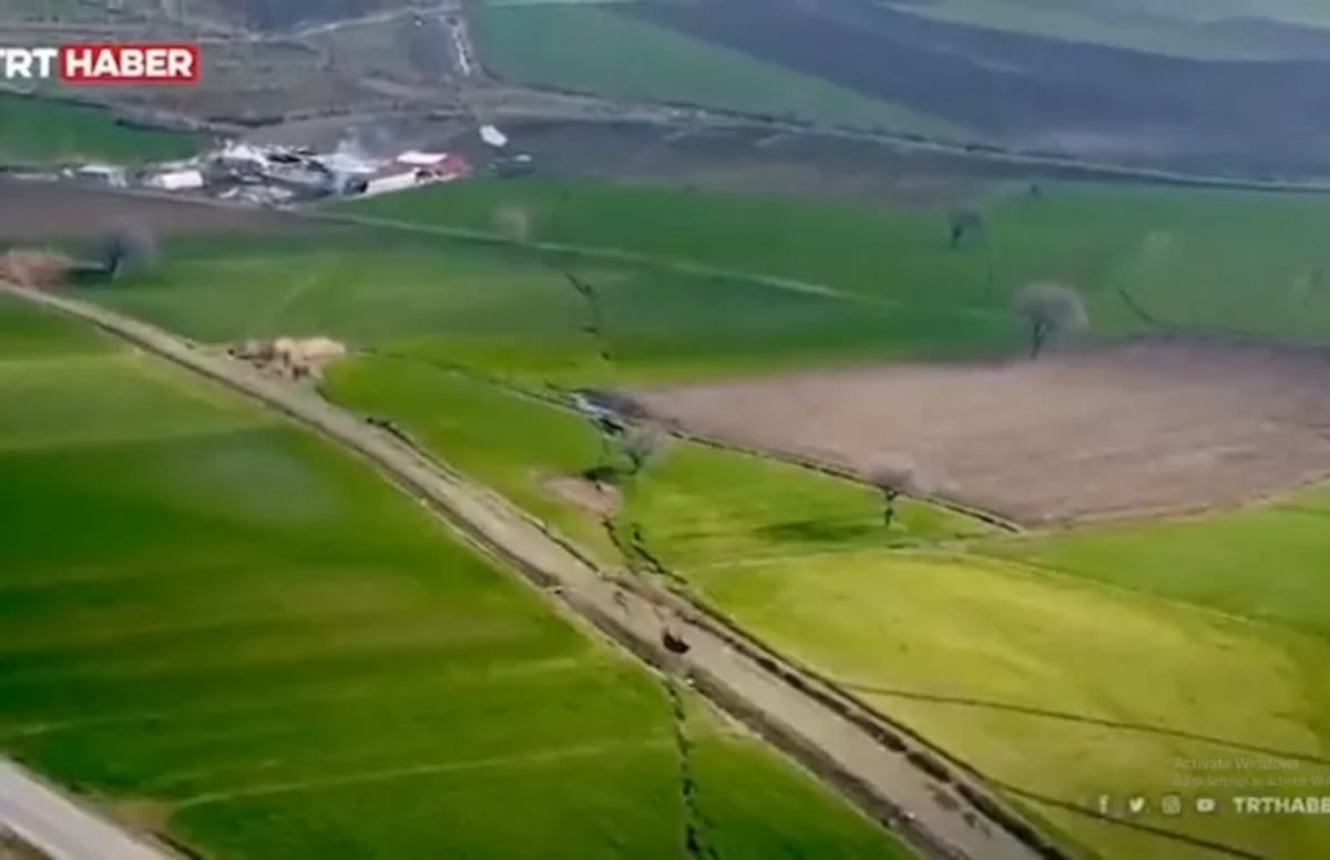 Σεισμός στην Τουρκία - Πώς κόπηκε η γη στα δύο (βίντεο)