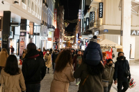 Ανοιχτά τα καταστήματα αύριο Κυριακή – Πώς θα λειτουργήσουν Χριστούγεννα και Πρωτοχρονιά