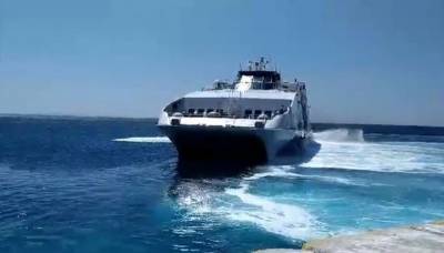 Σίκινος: Ο αποχαιρετισμός - υπόκλιση του καπετάνιου στο νησί των Κυκλάδων