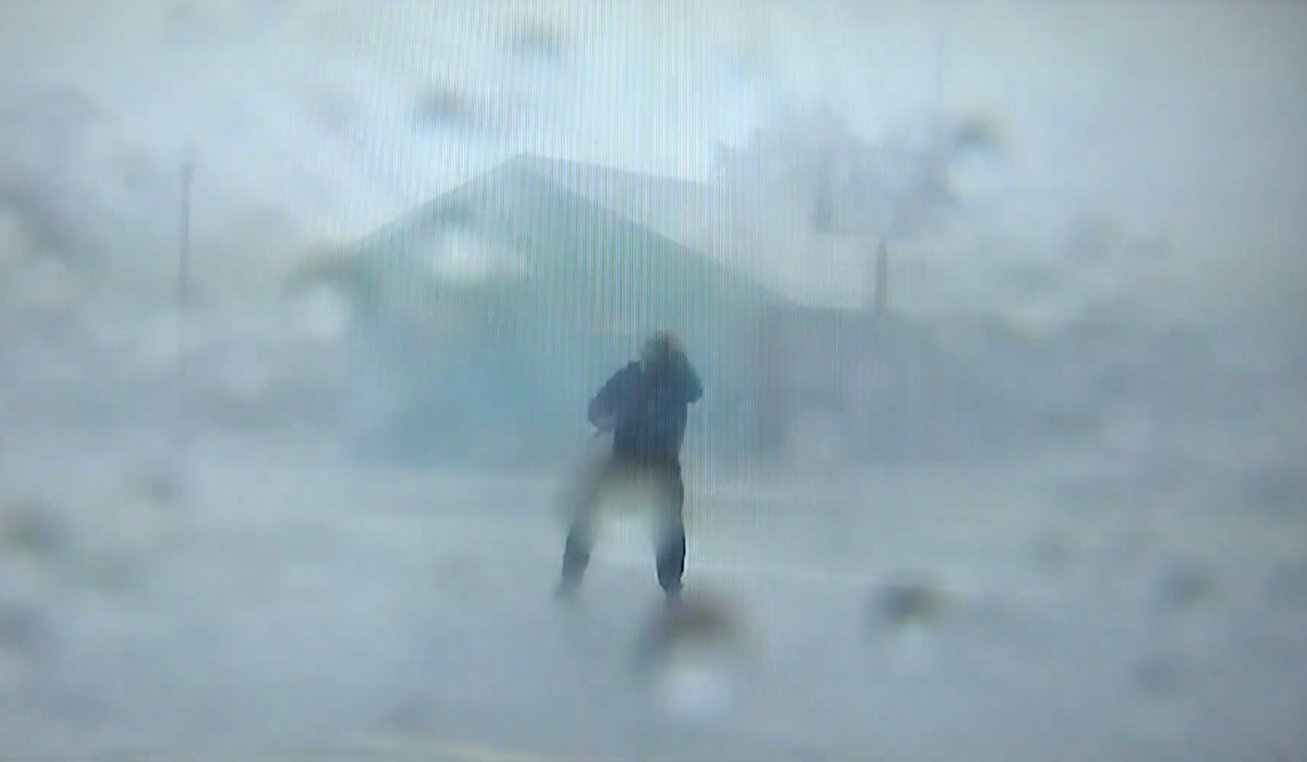 Τυφώνας Ίαν: Ρεπόρτερ ρισκάρει τη ζωή του για να κάνει νούμερα σε live (Βίντεο)