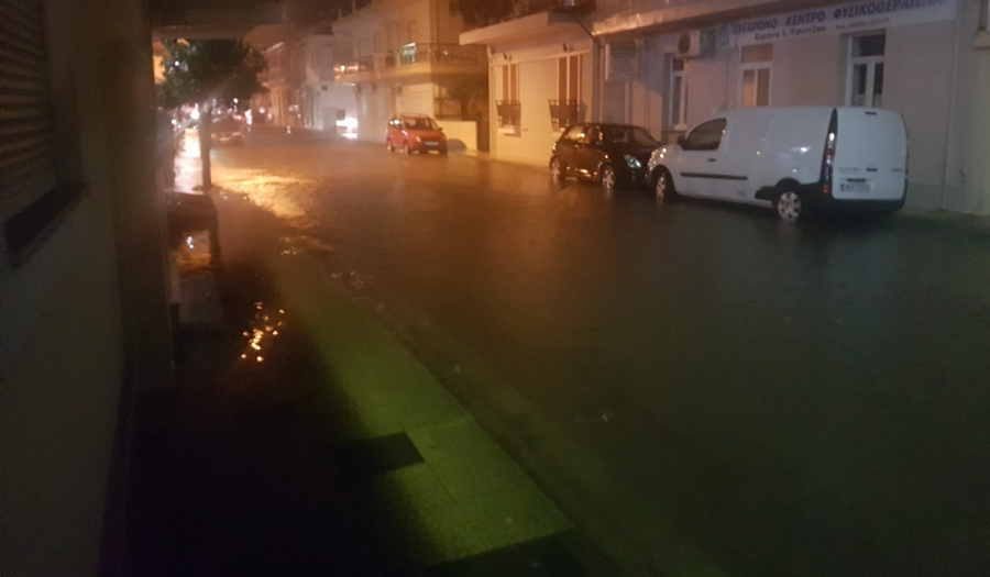 Κακοκαιρία: Πλημμύρισαν σπίτια κι επιχειρήσεις στο Μεσολόγγι - Εγκλωβίστηκε γυναίκα