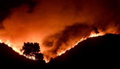 Τρόμος από τη φωτιά: Εκκενώνονται Καπανδρίτι, Πολυδένδρι και δυο οικισμοί του Αγίου Στεφάνου