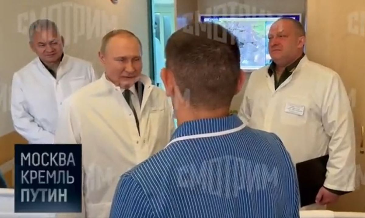 Πούτιν και Σοϊγκού συνομιλούν με τραυματίες πολέμου σε νοσοκομείο (βίντεο)