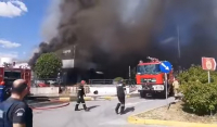 Θεσσαλονίκη: Υπό μερικό έλεγχο η φωτιά σε κατάστημα αθλητικών ειδών - Εκτεταμένες οι ζημιές