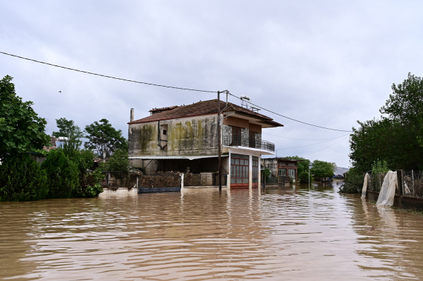 Δήμαρχος Παλαμά: Το νερό είναι στις στέγες - Υπάρχουν εγκλωβισμένοι