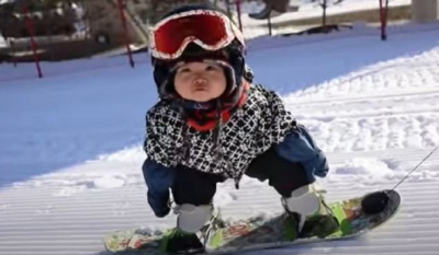 Κοριτσάκι 11 μηνών κάνει snowboard σαν επαγγελματίας (Βίντεο)