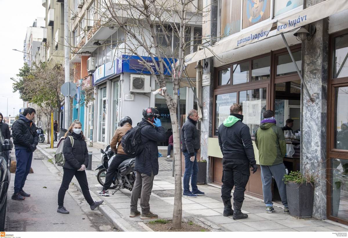 Κορονοϊός: Ουρές για μπακαλιάρο στη Θεσσαλονίκη