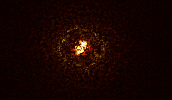 Αστρονομία: Ανακαλύφθηκε και φωτογραφήθηκε τεράστιος εξωπλανήτης (Εικόνα)