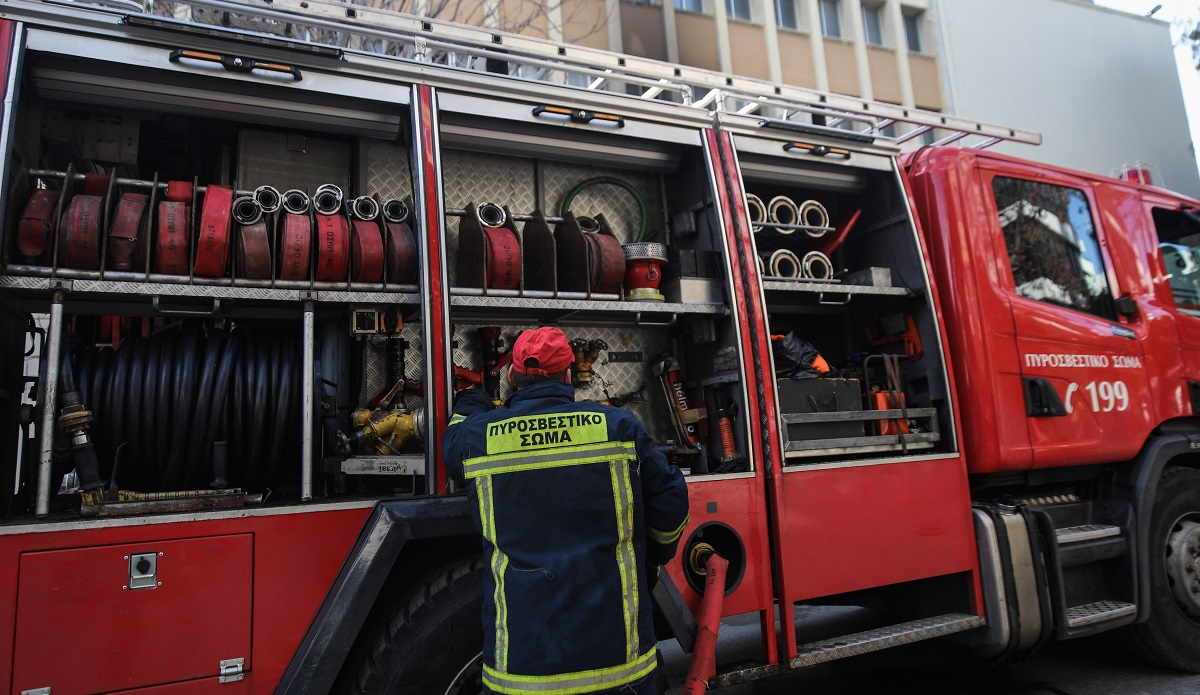 Φωτιά σε διαμέρισμα στην Αγία Παρασκευή - Επιχειρούν 18 πυροσβέστες με 5 οχήματα