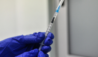 Μόσιαλος: Η τρίτη δόση εμβολίου είναι αποτελεσματική έναντι της μετάλλαξης Ομικρον