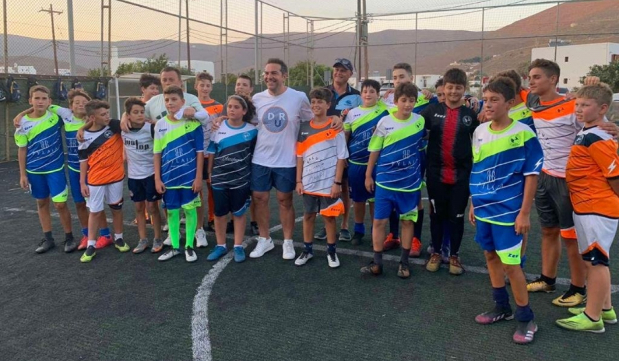 Ο Τσίπρας έπαιξε ποδόσφαιρο με την παιδική ομάδα της Αστυπάλαιας