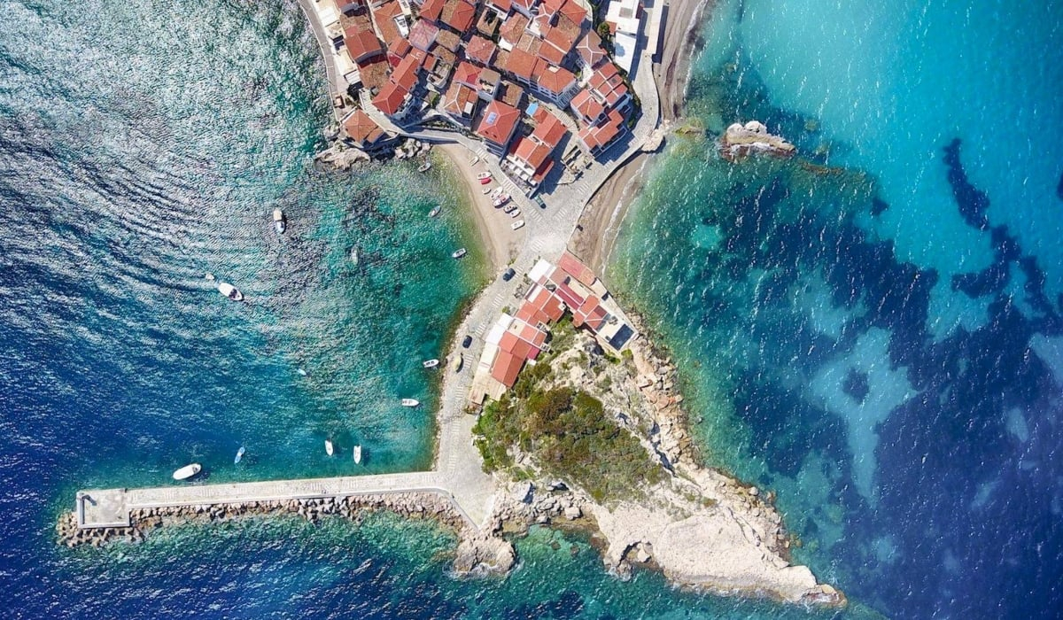 Το ελληνικό νησί που έγινε «μαγνήτης» για χιλιάδες Τούρκους