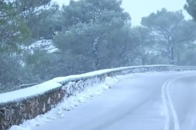 Χιόνια ξανά στην Πάρνηθα: Κλειστός ο δρόμος