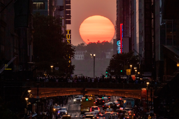 Manhattanhenge: Το ηλιοβασίλεμα στη Νέα Υόρκη που κάνει την κίνηση να σταματήσει (Εικόνες)