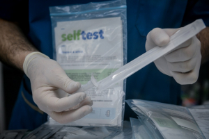 Self test: Πότε δίνουν πάλι το ένα δωρεάν τα φαρμακεία για τα σχολεία