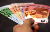 Επίδομα 300 ευρώ: Ποιοι είναι οι δικαιούχοι και πότε θα δοθεί