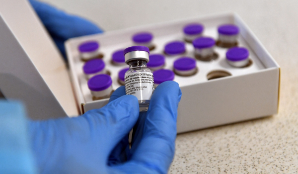 Κορονοϊός: Πλήρης έγκριση για το εμβόλιο της Pfizer από τον FDA