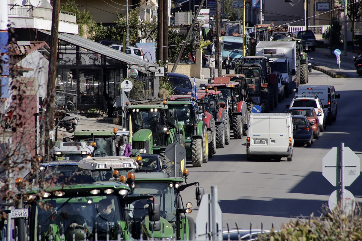 Αγρότες: Κλιμακώνονται οι κινητοποιήσεις - Ενισχύονται τα μπλόκα της Θεσσαλίας