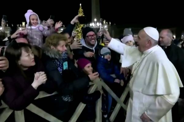 Πάπας Φραγκίσκος: Η αντίδρασή του όταν γυναίκα του άρπαξε το χέρι (Βίντεο)