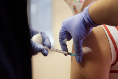Υποχρεωτικός εμβολιασμός: Ανοίγει ο δρόμος για την επέκταση του μέτρου