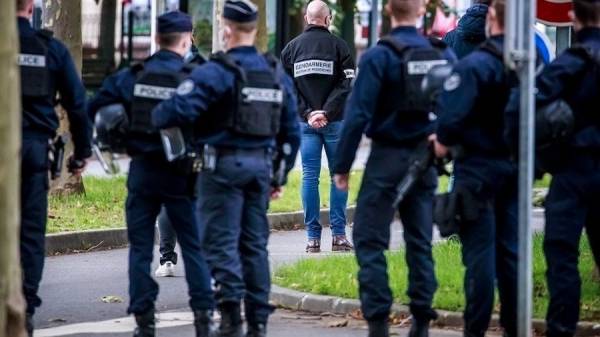 Γαλλία: Η στιγμή που αστυνομικοί εξουδετερώνουν τον 18χρονο που αποκεφάλισε τον καθηγητή
