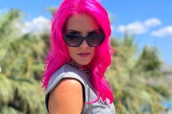 Μαριλένα Ράδου: Η Κατερίνα από τους «Παγιδευμένους» ποζάρει topless με ροζ μαλλιά
