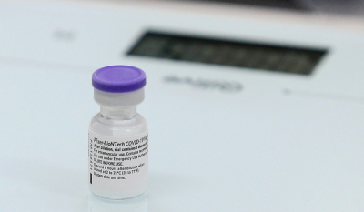Τρίτη δόση εμβολίου: Άδεια χορήγησης στους Αμερικανούς 18 ετών και άνω ζήτησε η Pfizer