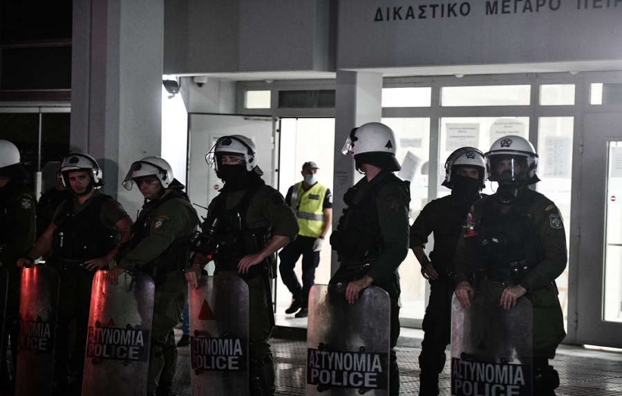 Πέραμα: Στον εισαγγελέα οι επτά αστυνομικοί που συνελήφθησαν