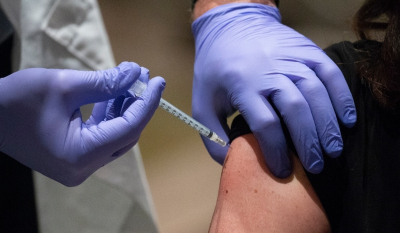 Εικονικοί εμβολιασμοί και στο ΙΚΑ Λ. Αλεξάνδρας - Συνελήφθη γιατρός