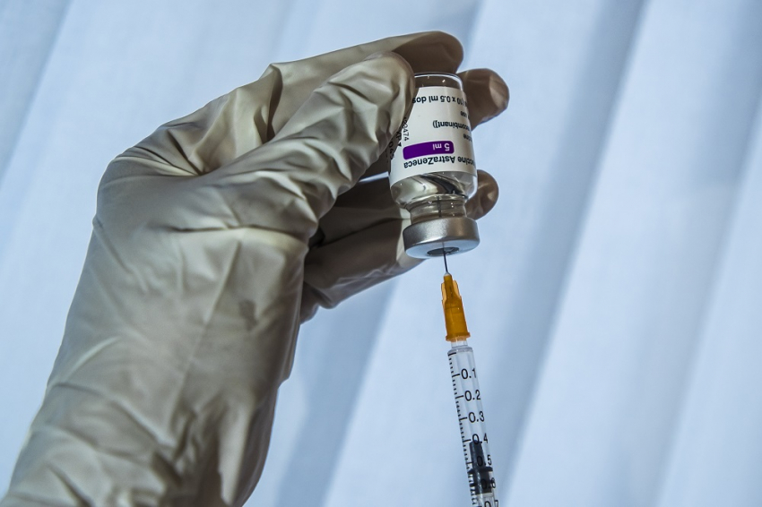 Γαλλία: «Πράσινο φως» για το εμβόλιο της AstraZeneca στους άνω των 65 ετών με υποκείμενα νοσήματα