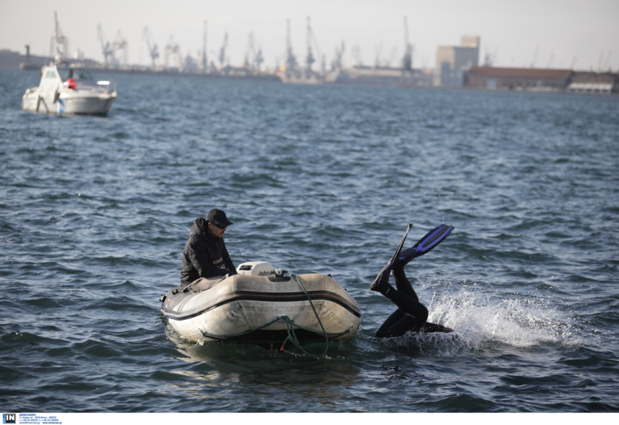 Θεσσαλονίκη: Αυτοκίνητο έπεσε στο λιμάνι της Επανομής - Χωρίς τις αισθήσεις του ανασύρθηκε ένας άντρας
