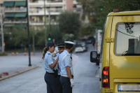 Καλύβια: Σύλληψη επικίνδυνου οδηγού σχολικού λεωφορείου - Μετέφερε 40 μαθητές χωρίς δίπλωμα