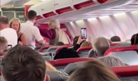 Χάος σε πτήση για Ρόδο: Γυναίκα χαστούκισε αεροσυνοδό επειδή της πήρε το… τζιν τόνικ