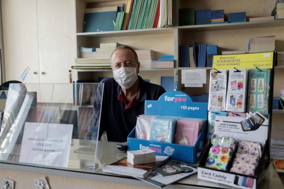 Επιμένουν στη μάσκα οι λοιμωξιολόγοι, διστάζει η κυβέρνηση