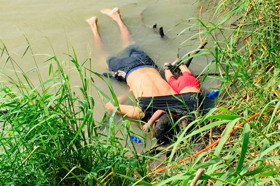 Πατέρας νεκρός αγκαλιά με την κόρη του στα σύνορα ΗΠΑ - Μεξικό