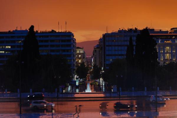 Καιρός: Η βροχή στην Αθήνα μέσα από συγκλονιστικές φωτογραφίες