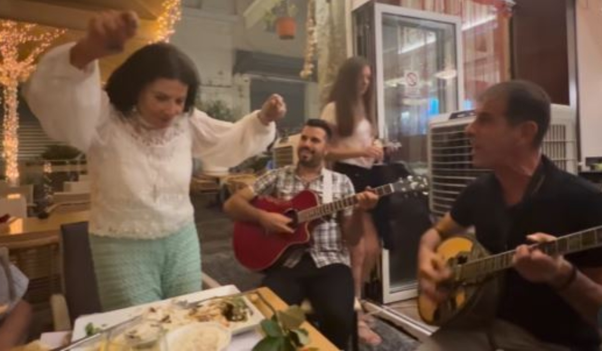 Ζωζώ Σαπουντζάκη: Χορεύει και τραγουδάει σε εστιατόριο της Αθήνας