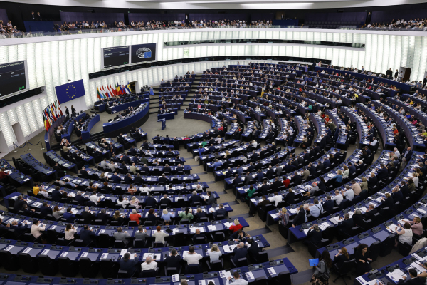 Ευρωκοινοβούλιο: Προ της ανόδου της Ακροδεξιάς ψηφίζουν για το νέο Σύμφωνο Μετανάστευσης