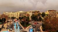 Κόκκινος ο ουρανός της Αθήνας πριν την καταιγίδα: Απόκοσμες εικόνες το ξημέρωμα