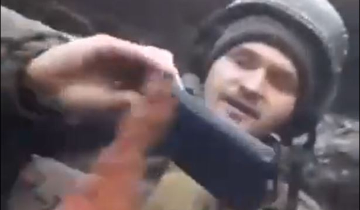 Παλιό το βίντεο με το «αλεξίσφαιρο» κινητό Ουκρανού στρατιώτη;