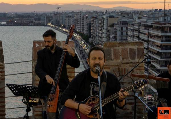 Ο Κώστας Μακεδόνας τραγουδά από τον Λευκό Πύργο