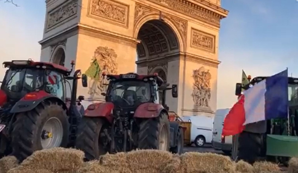 Δεν το βάζουν κάτω οι αγρότες της Γαλλίας - Έφτασαν μέχρι την Αψίδα του Θριάμβου