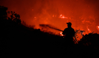 Φωτιά στο Άκτιο: Εκκένωση οικισμού - Ολονύχτια μάχη με τις φλόγες