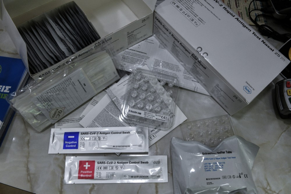 Στα φαρμακεία τα self-tests, αναστάτωση για τις συσκευασίες των 25 τεμαχίων