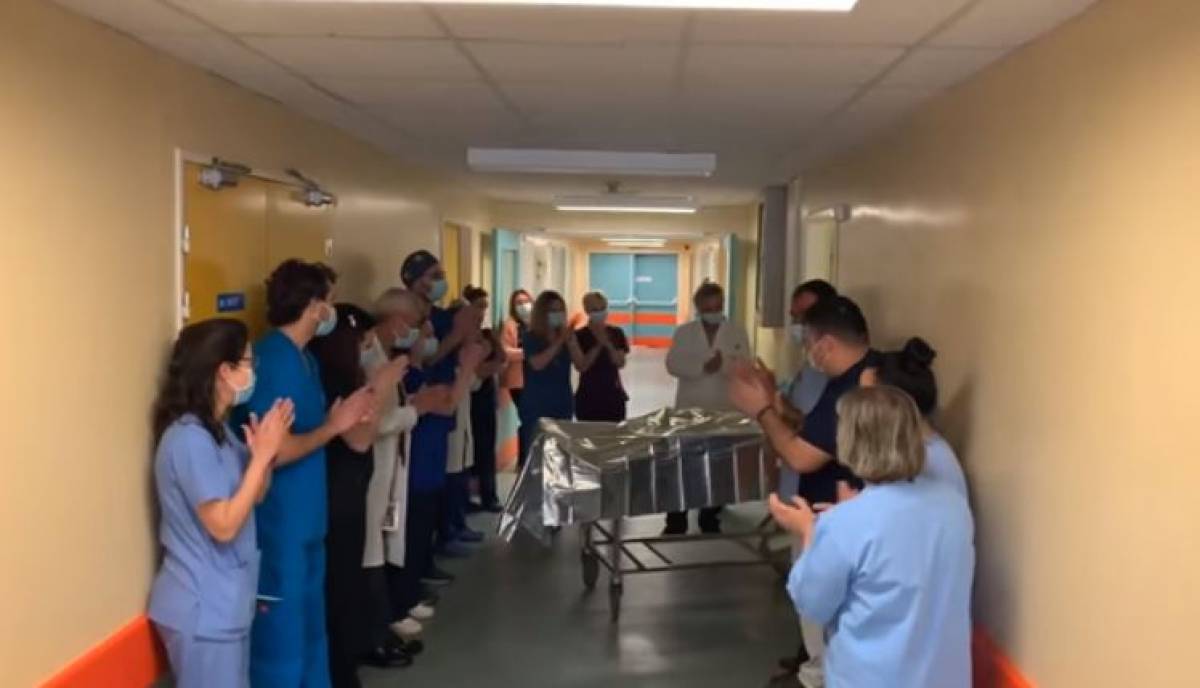 Λάρισα: Τρεις ασθενείς βγήκαν από την ΜΕΘ με χειροκροτήματα (video)