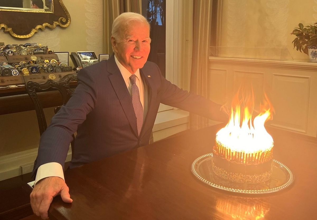 Ο Μπάιντεν έγινε 81 και «έβαλε φωτιά» στον Λευκό Οίκο με την τούρτα του