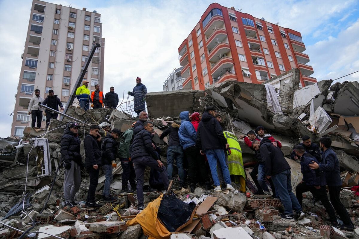 Σεισμός στην Τουρκία: Φόβοι για 15.000 νεκρούς - Εικόνες που σοκάρουν με τους εγκλωβισμένους