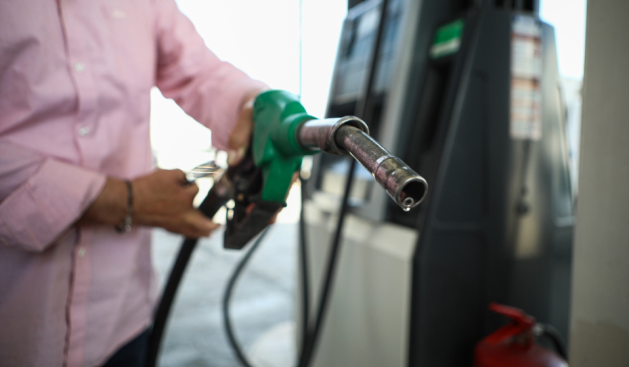 Γιατί ανεβαίνει ξανά η τιμή της βενζίνης και πέφτει το ντίζελ