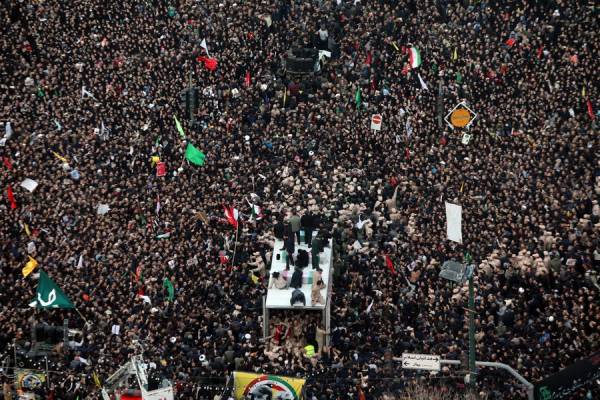 Ιράν: Κοσμοσυρροή στην κηδεία του Σουλεϊμανί-Εξοργισμένοι οι Ιρανοί